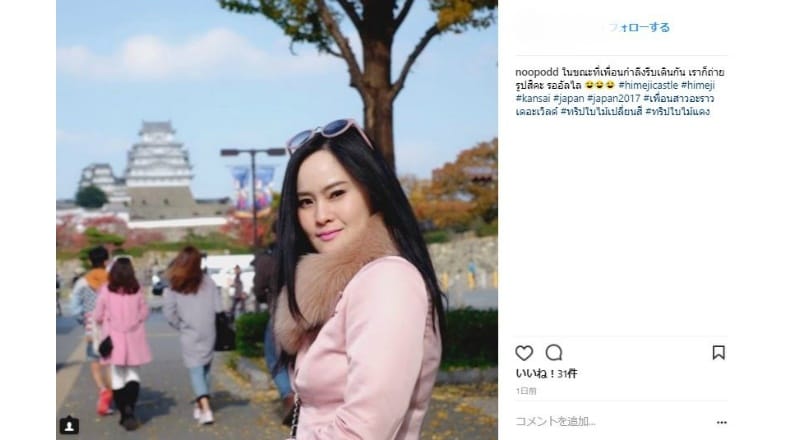 訪日外国人は姫路城をバックに写真を撮影