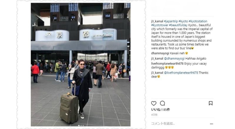 訪日外国人は京都駅前で記念撮影をする
