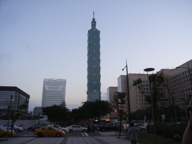 高層ビルの立ち並ぶ首都・台北